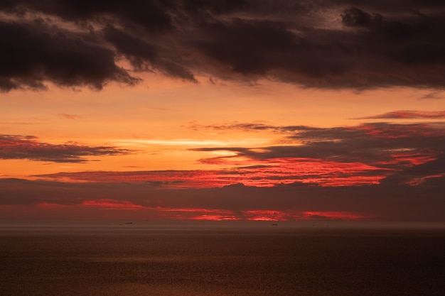 pôr do sol com nuvens fundo, horário de verão, lindo céu