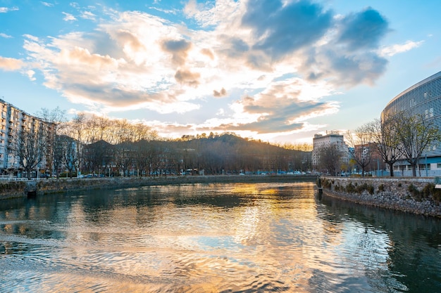 Pôr do sol com nuvens na cidade turística do Rio Uremea de San Sebastian uma manhã de primavera Gipuzkoa Basque Country