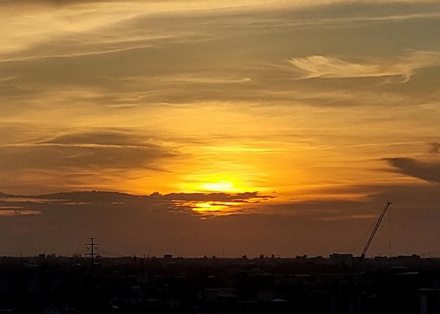 Pôr do sol com nuvens no céu sobre a cidade