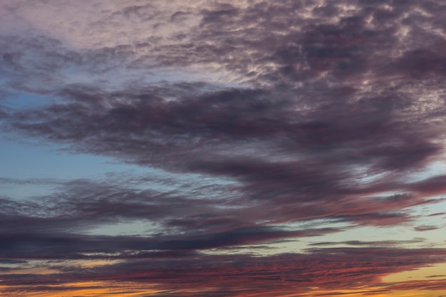 Pôr do sol com nuvens no céu