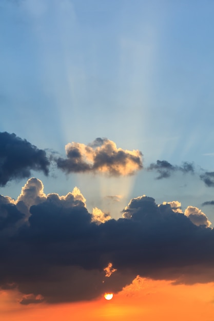 Pôr do sol com nuvens no céu