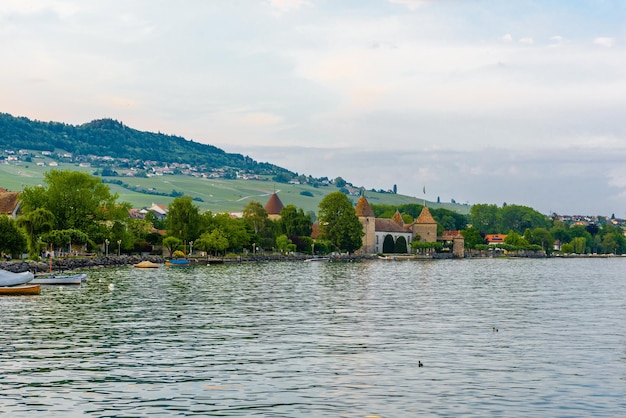 Pôr do sol com reflexos no belo lago de Genebra Suíça