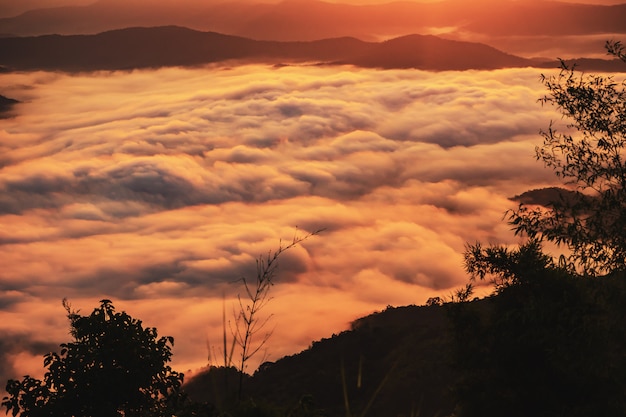 pôr do sol com vista para as montanhas com névoa