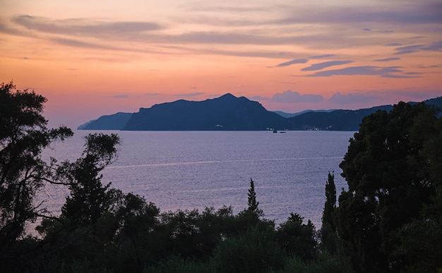 Pôr do sol costeiro dramático na ilha de corfu, grécia