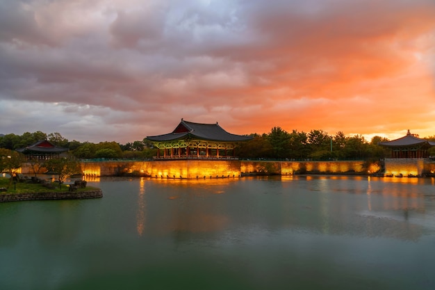 Pôr do sol crepuscular no palácio donggung e lagoa wolji no parque nacional de gyeongju na coreia do sul