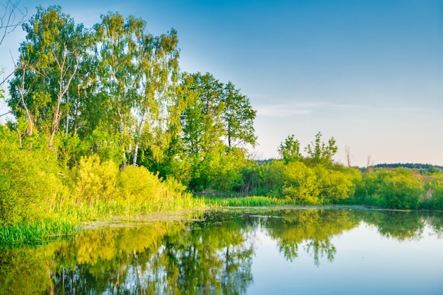 Pôr do sol da água do lago e paisagem de outono da natureza com céu azul