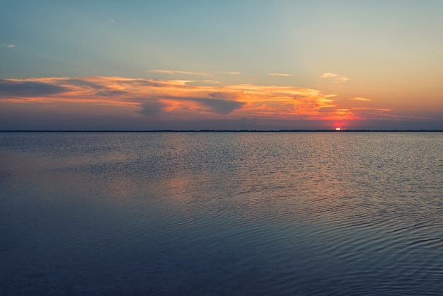 Por do sol da beleza no lago salgado