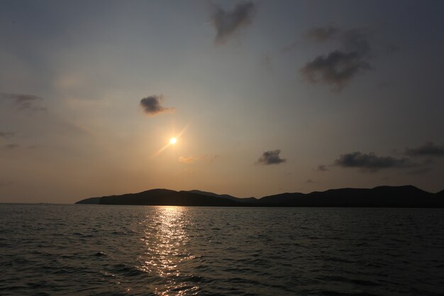 Pôr do sol da ilha no mar.