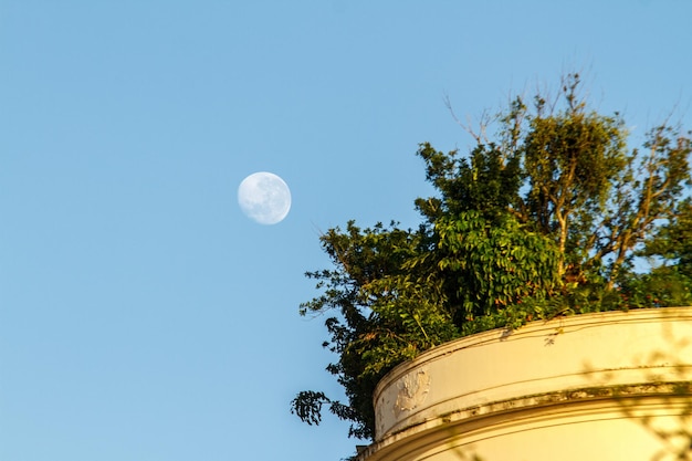 Pôr do sol da lua em uma bela manhã de inverno no Rio de Janeiro Brasil