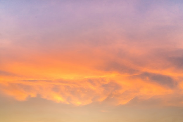 Por do sol da luz de céu. fundo da nuvem do céu laranja