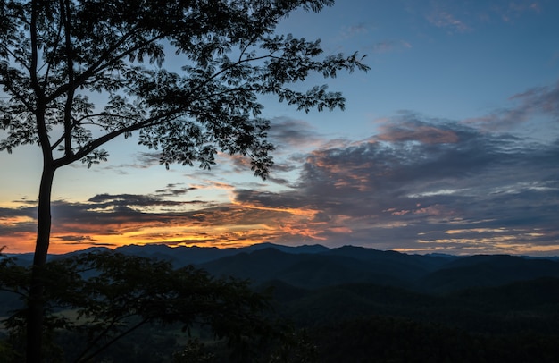 Por do sol da montanha da paisagem em tailândia