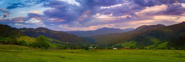 Pôr do sol da montanha dos Cárpatos