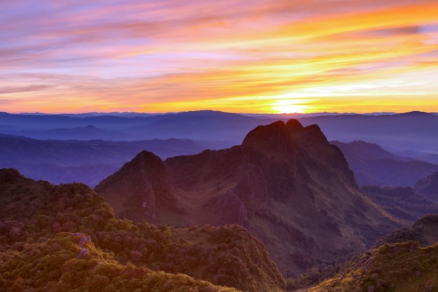 Foto pôr-do-sol da noite na montanha