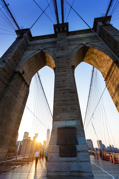 Por do sol da ponte de Brooklyn com skyline de Manhattan EU