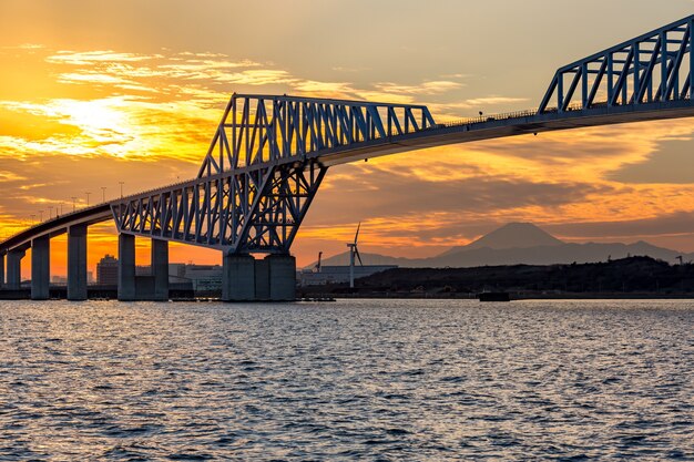 Por do sol da ponte de porta de Tokyo