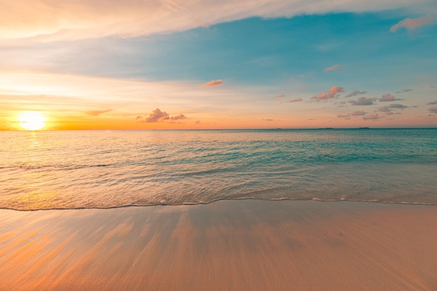 Pôr do sol da praia. Linda paisagem panorâmica, pôr do sol dourado colorido sobre mar calmo com ondas de surf