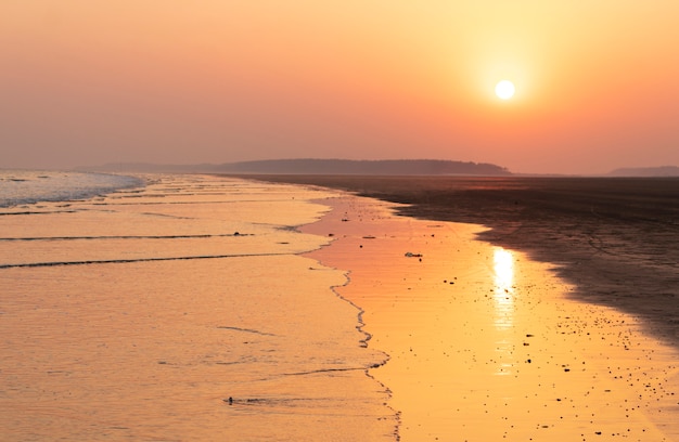 Pôr do sol da praia