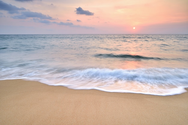 Pôr do sol da praia