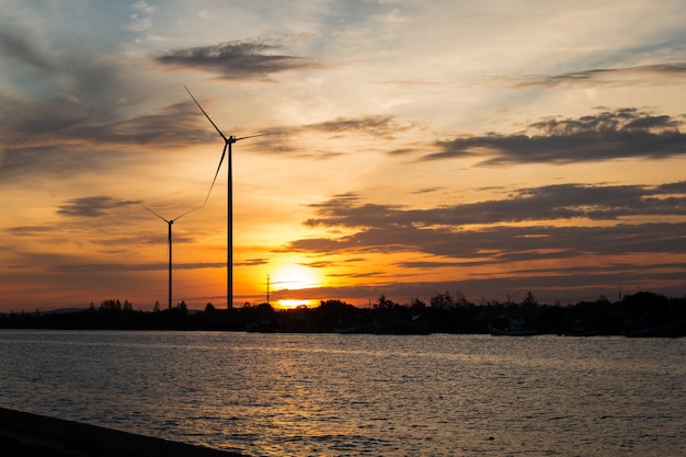 Pôr do sol, de, areje turbina, em, rio, fundo