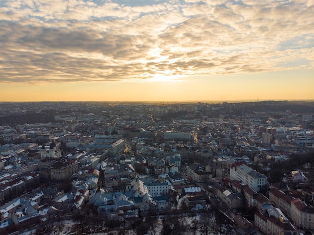 Pôr do sol de beleza sobre a velha cidade europeia. vista aérea