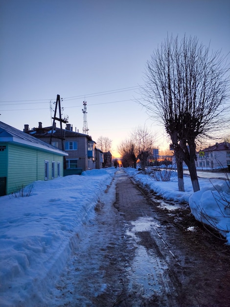 Pôr do sol de inverno em uma rua da cidade