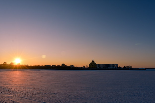 Pôr do sol de inverno na orla da cidade