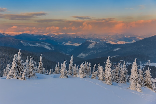 Pôr do sol de inverno nas montanhas