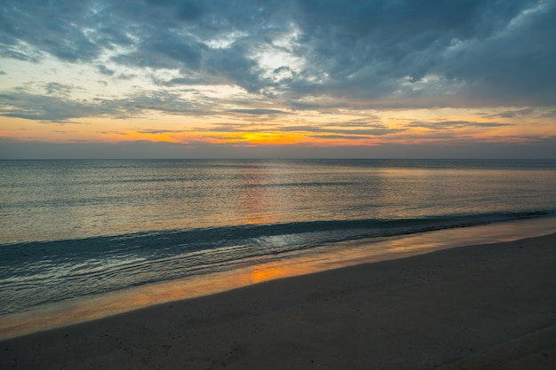 Por do sol de Siluette no fundo da praia