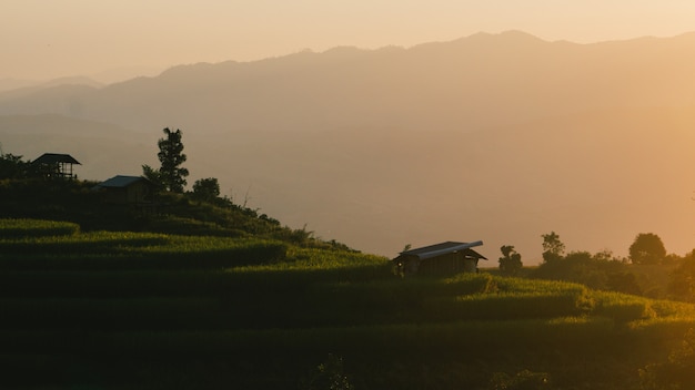 Pôr do sol de terraços em Chiangmai