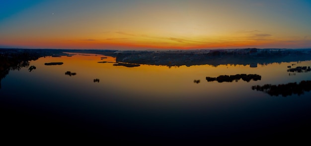 Pôr do sol de uma altura na cidade de Izyaslav