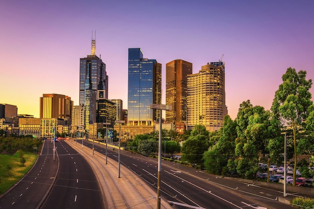 Pôr do sol de verão acima de Melbourne