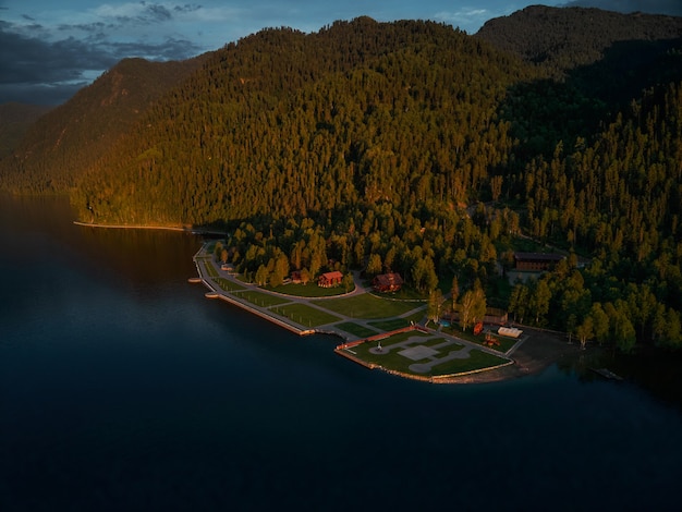 Pôr do sol de verão sobre as montanhas de altai. distrito de chemalsky, república de altai, sul da sibéria, rússia.