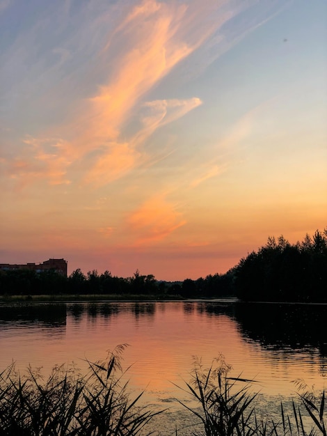 Pôr do sol de verão sobre o lago calmo