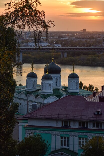 Pôr do sol deslumbrante em Nizhny Novgorod. Rússia