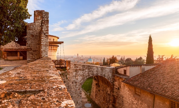 Pôr do sol deslumbrante sobre a vista da cidade de Brescia do antigo castelo. Lombardia, Itália