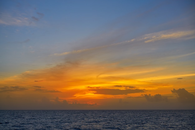 Pôr do sol do Caribe no mar