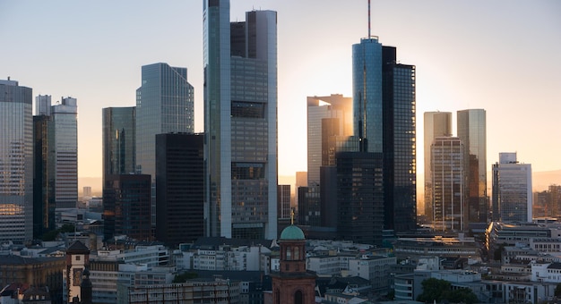 Por do sol do horizonte de Frankfurt am Main atrás de Skyscapers