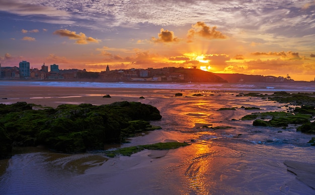 Por do sol do horizonte de gijon na praia de san lorenzo astúrias