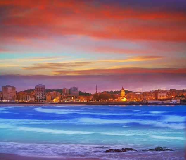 Por do sol do horizonte de gijon na praia de san lorenzo astúrias