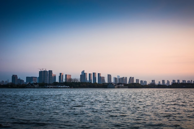 Pôr do sol do rio Minjiang e paisagem urbana em fuzhouChina