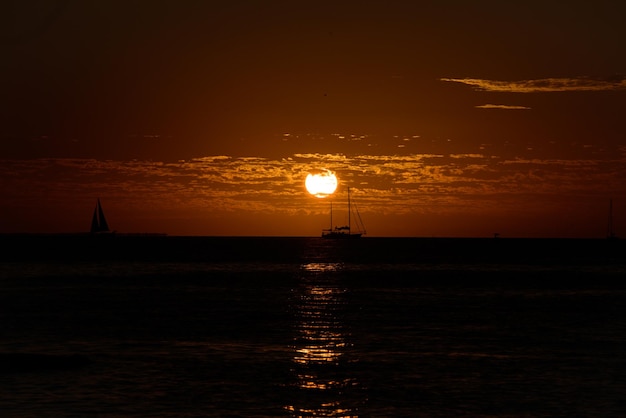 Por do sol dourado do nascer do sol sobre as ondas do mar Nascer do sol sobre o oceano