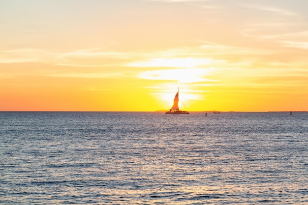 Pôr do sol dourado visto da Mallory Square em Key West