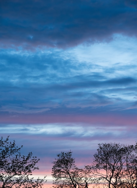 Pôr do sol dramático céu vermelho azul com nuvens, textura de fundo brilhante e macia do nascer do sol