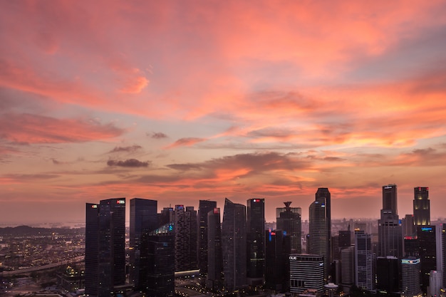 Por do sol dramático e nuvens roxas sobre Singapura