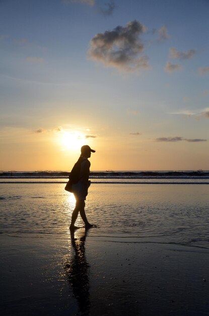 Pôr do sol dramático na praia de Kuta em Bali