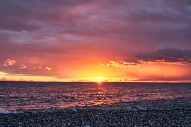 Pôr do sol dramático no mar Negro