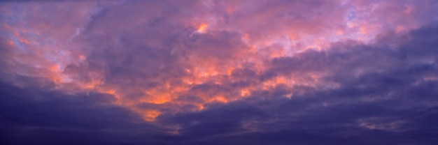 Pôr do sol dramático, os raios do sol brilham através das nuvens.