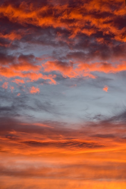 Pôr do sol dramático rosa laranja vermelho céu com nuvens, brilhante e suave textura do cenário do nascer do sol
