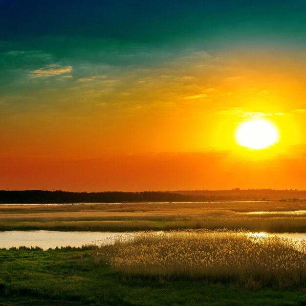 Foto pôr-do-sol dramático sobre o rio