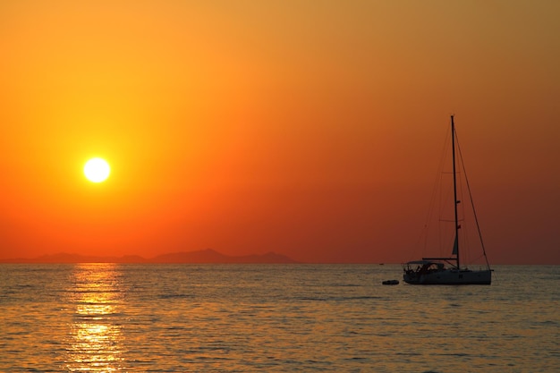 pôr do sol e barco à vela Turgutreis Bodrum